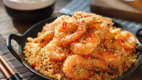 Crevettes sautées à l’ail croustillant et au piment 避风塘虾